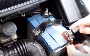 Bornes de batería limpios para Encender auto con batería descargada